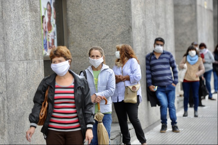 Las largas filas de abril en los bancos empujó a más gente a hacer homebanking. Foto: J M Foglia.