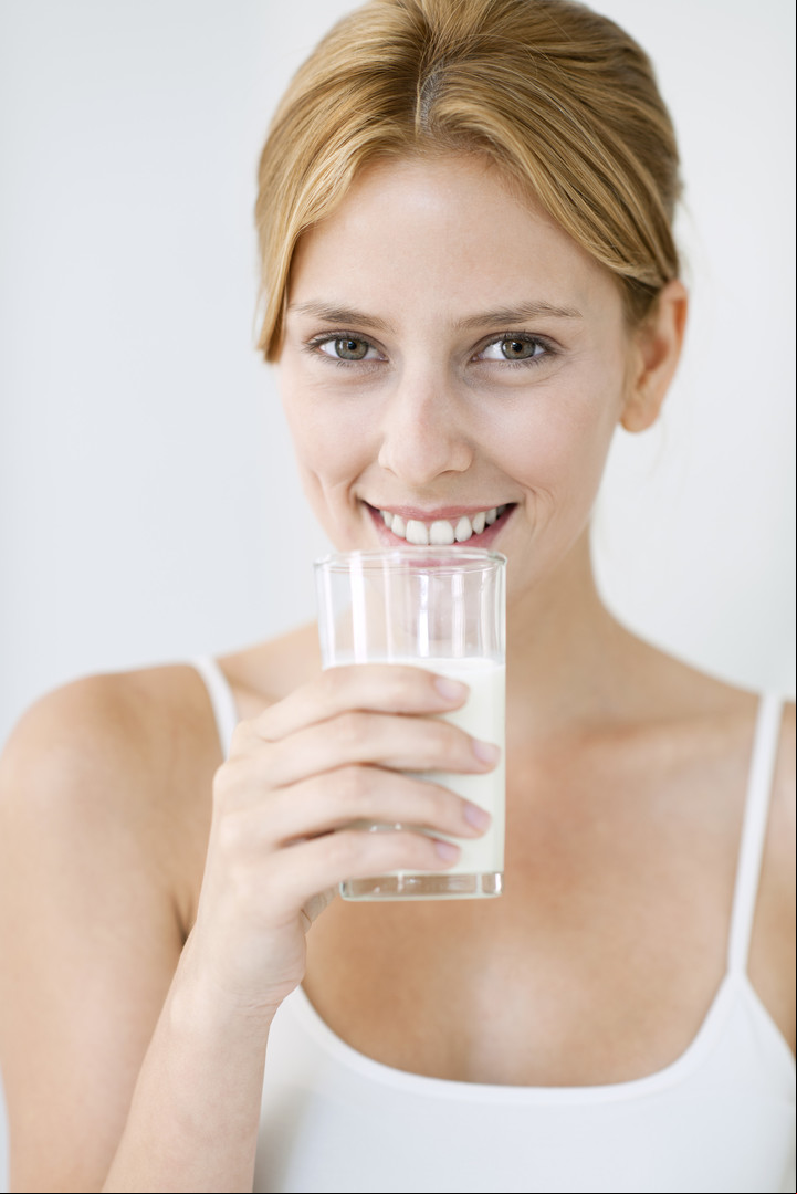 Nada mejor que enjuagarse con leche tibia o caliente para combatir el mal aliento del ajo.