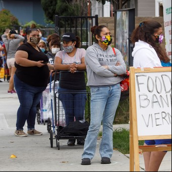 Millones de personas hacen fila durante horas en Estados Unidos para recibir comida gratis
