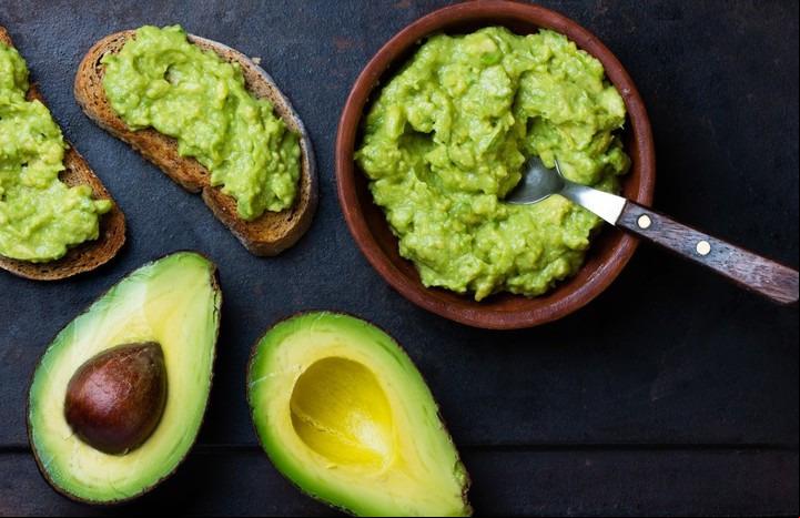La palta debe consumirse con moderación, porque es altamente calórica pero tiene fibra y grasas cardiosaludables, y es muy saciante (Shutterstock).