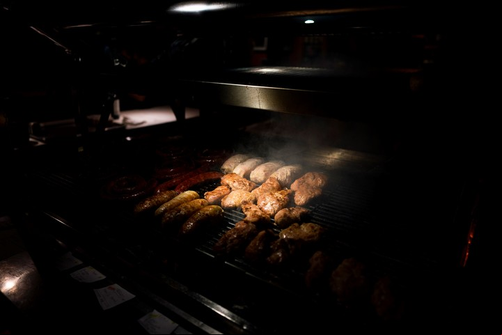 El asado y las parrillas argentinas ya no son los mismos en tiempos de pandemia por coronavirus (AP/Victor R. Caivano).