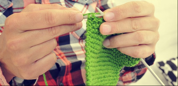 Hombres tejedores: un hobbie tradicional que llega para romper paradigmas