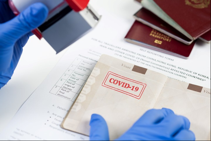 Control de pasaporte.. y certificado de vacunación. Foto: Shutterstock