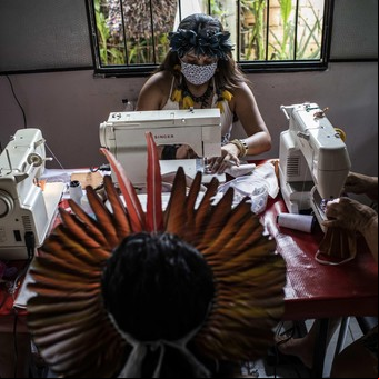 Brasil: de las artesanías a los barbijos, cómo sobreviven al coronavirus los indígenas del Amazonas