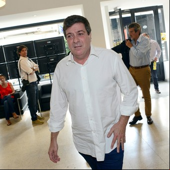 Tras las versiones, bajan al ultra K Gabriel Mariotto de la embajada en Italia