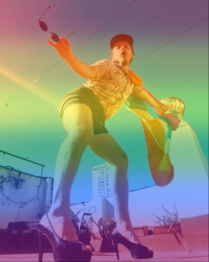 Presidente Gay. Anfitrión de A pura cuarentena.