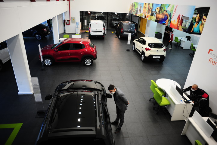 Los autos aumentaron de precio en pesos, pero en dólares blue se abarataron. Foto: Germán García Adrasti/Archivo.