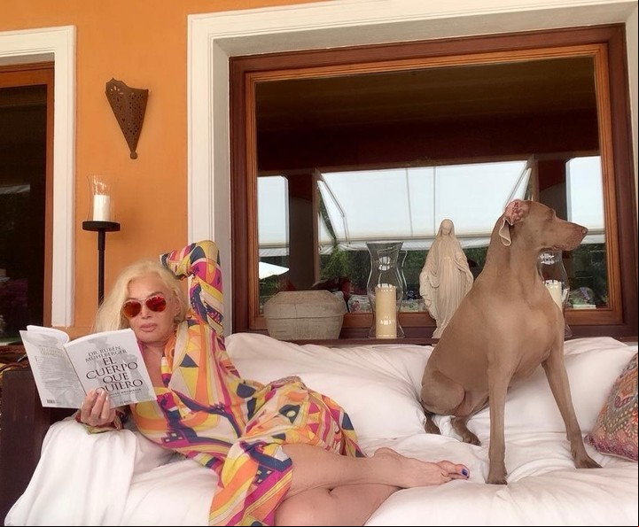 Susana Giménez leyendo el libro del doctor Rubén Muhlberger.