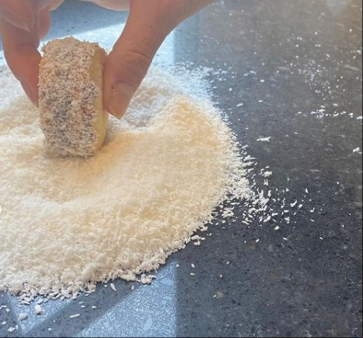Hacer rodar loa alfajores en el coco. (Foto: Instagram)