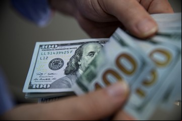 Billetes falsos de 100 dólares: cuál es la fórmula infalible para detectarlos al instante