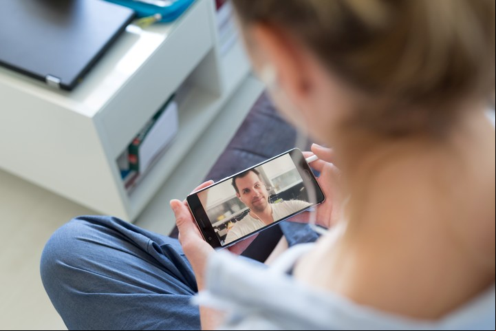 Ya sea en persona o por teléfono, escuchar es la forma de practicar la comprensión, fortalecer los lazos y mostrar que eso te importa. Foto: Shutterstock.