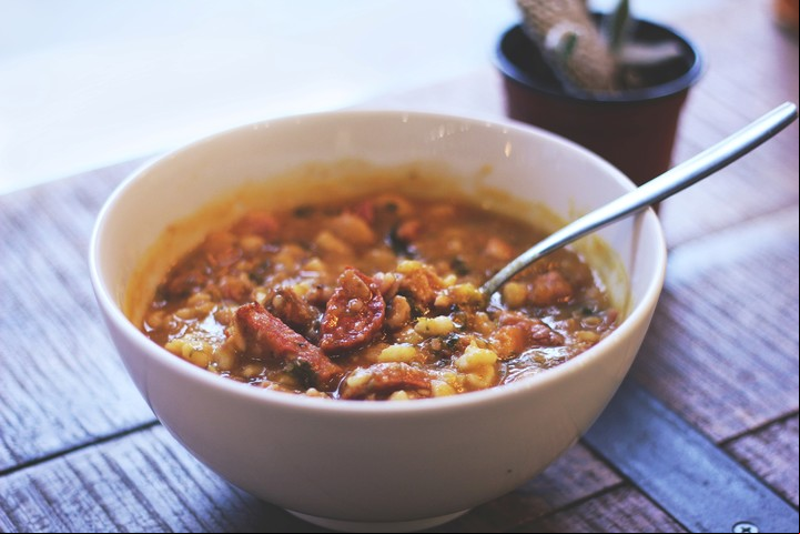 El chorizo colorado es uno de los ingredientes que le da carácter a la receta.