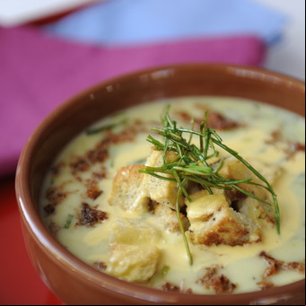 Sopa crema de papa, puerro y panceta