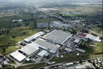 La venta de Mercedes-Benz, cada vez más cerca de cerrarse: quién se quedaría con el negocio de la automotriz alemana en el país