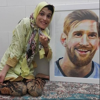 La historia detrás de la iraní que retrató a Lionel Messi y a Cristiano Ronaldo con los pies