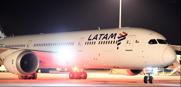 "Vi volar un bebé" y "era como El Exorcista": los dramáticos testimonios del accidentado vuelo de LATAM que iba de Sídney a Chile