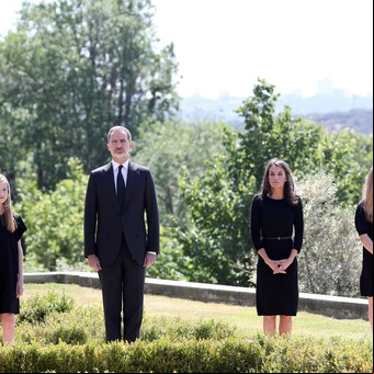 Video: Letizia y Felipe, los reyes de España, guardan un minuto de silencio y envían un pésame por los fallecidos de coronavirus