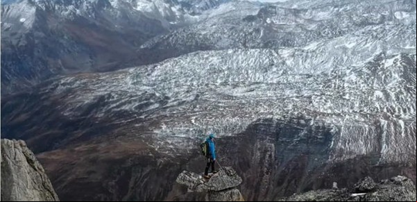 Un dron capturó las increíbles imágenes de un alpinista a casi 3.000 metros de altura