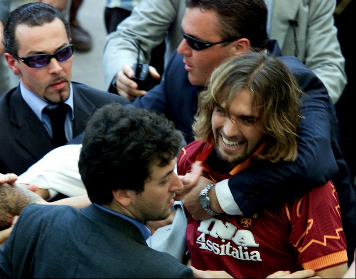 Recién llegado a la capital italiana, rodeado de gente en el Olímpico. REUTERS/Vincenzo Pinto/File Photo