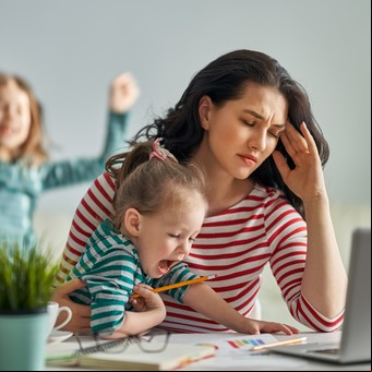 Madres que trabajan: por qué la pandemia podría perjudicar a toda una generación