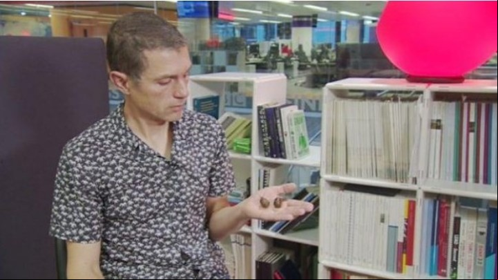 El doctor Angus Davison, experto en genética evolutiva, que tras someterlo a diferentes estudios concluyó que Jeremy sólo podía aparearse si conseguía una pareja también zurda.