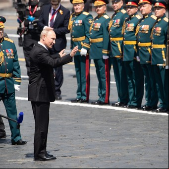 Vladimir Putin monta un imponente desfile militar en Moscú con la mirada en una votación clave