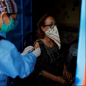 Las viejas vacunas podrían detener al coronavirus, según indicios de un estudio.