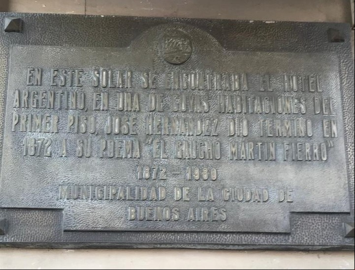 Placa homenaje a José Hernández en el edificio de la AFI.