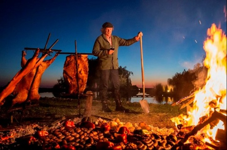 Francis Mallmann y su clásica parrilla en el restaurante 1884.