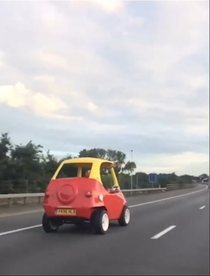 El increíble auto en la carretera que lo lleva al Festival Goodwood, un evento automovilístico que se celebra cada año en los terrenos de Goodwood House, en West Sussex (Captura de video).
