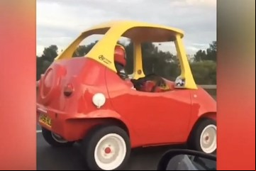 Nadie podía creer lo que veían: un hombre condujo un auto de juguete por una autopista