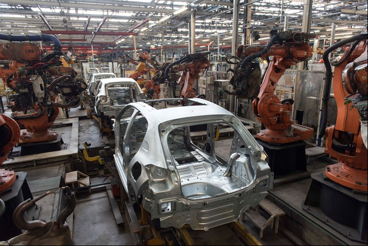 Se robotización algunos procesos en el armado de piezas y en la conformación de la carrocería.