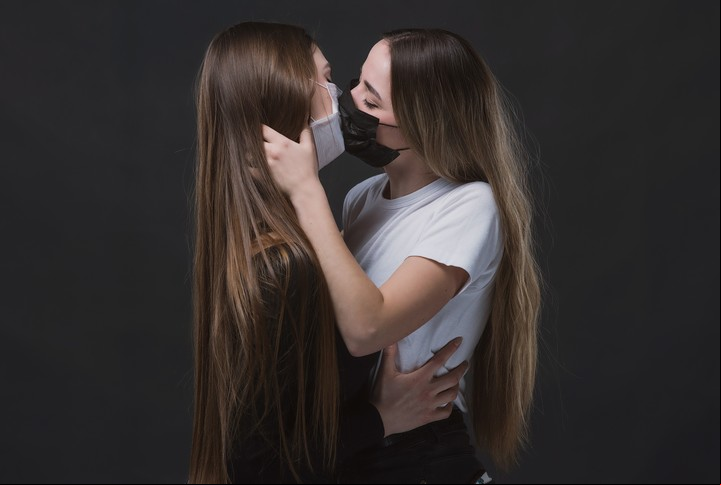 Los besos, bajo la mira.