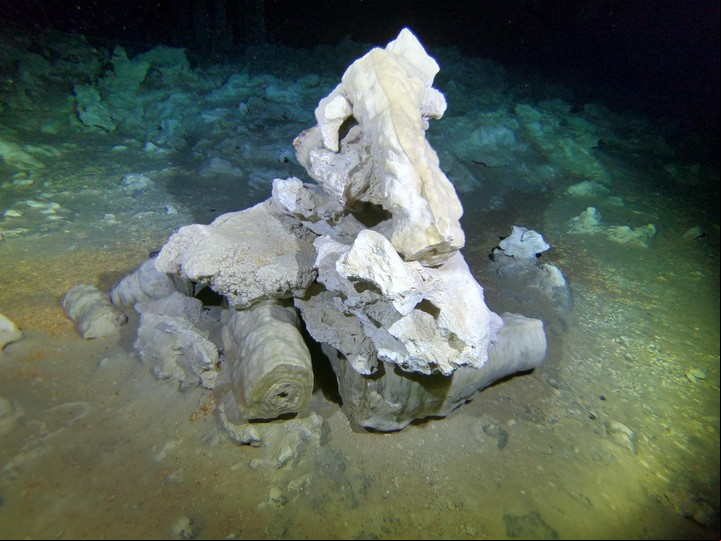 Unas piedras amontonadas hace más de 12.000 años marcan el camino en un sistema de cuevas que hoy está sumergido pero que en la antiguedad fue explotado por los primeros habitantes de Yucatán (México) para extraer ocre.