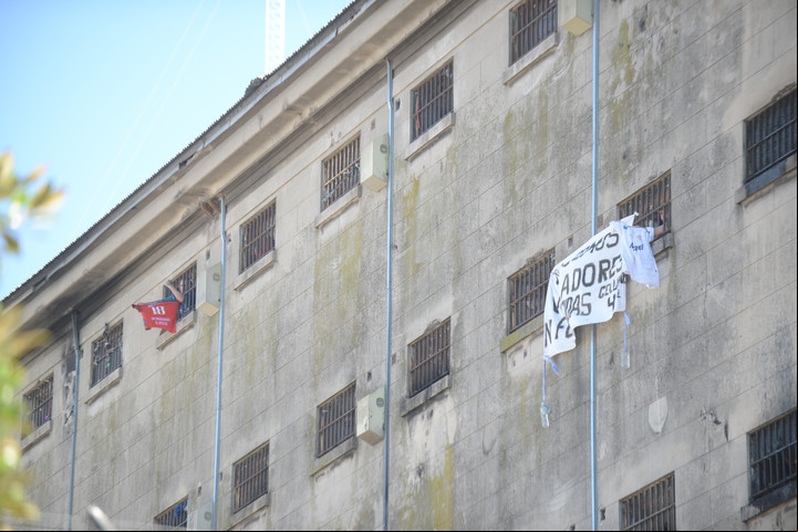 El paisaje de Devoto siempre choca contra la cárcel. Foto Mario Quinteros