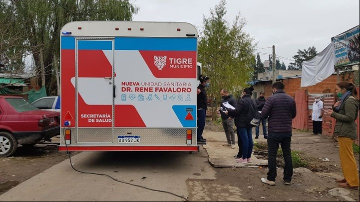Móvil. El camión sanitario acompaña los controles por los barrios tigrenses.