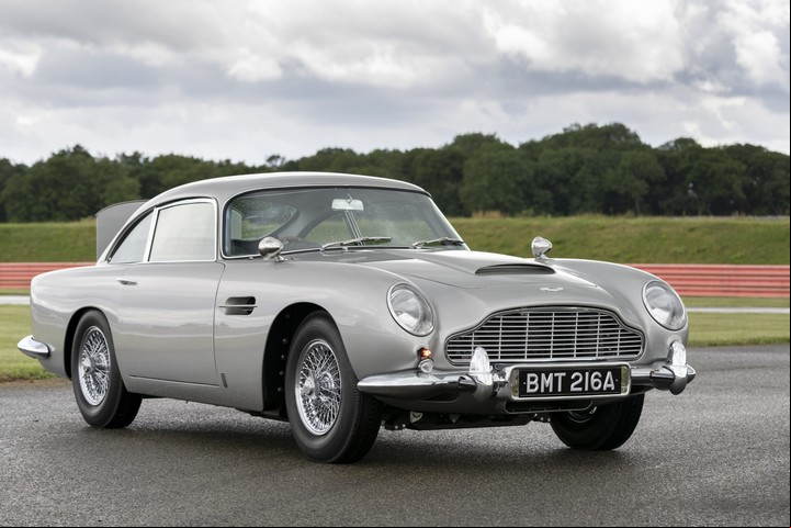 La primera unidad del Todos los detalles del modelo original fueron respetados en este Aston Martin DB5 Goldfinger llevó 4.500 horas de construcción.
