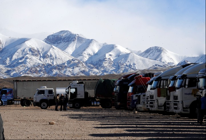 Por las nevadas cerraron el paso a Chile y hay turistas varados en Mendoza.