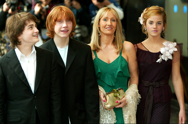 La autora de Harry Potter, J. K. Rowling junto a los actores Daniel Radcliffe, Rupert Grint y Emma Watson. (AP)