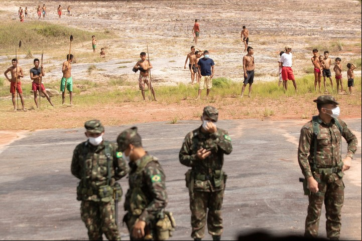Fotografía de indígenas yanomamis e integrantes de una brigada médica del ejército brasileño el 30 de junio de 2020 en Alto Alegre (Brasil). EFE