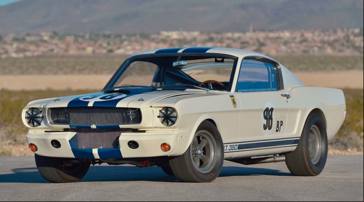 El éxito en competencias de la mano de Carroll Shelby, como este Shelby GT350, fueron claves en su evolución.