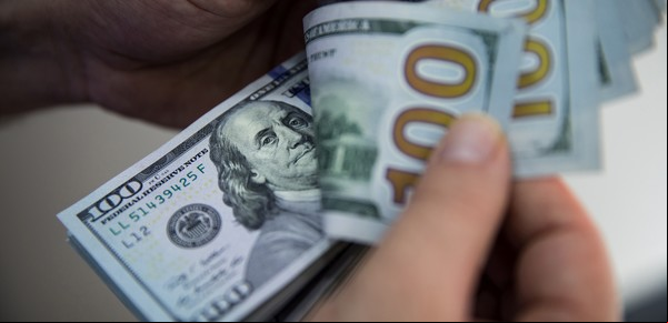 Billetes falsos de 100 dólares: cómo es el "método TIM" para detectarlos fácil y rápido