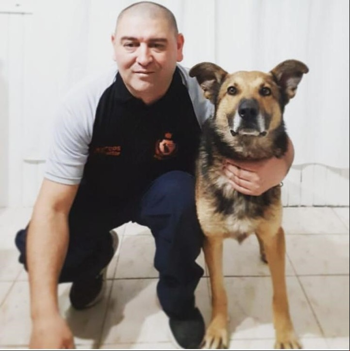Marcos Herrero y su perro Yanel, con el busca rastros de Facundo Astudillo Castro