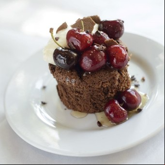 Torta húmeda de chocolate y cerezas