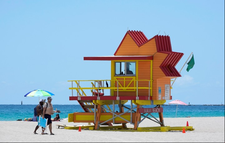 Las playas de Miami, furor por la gente que viaja a vacunarse. Foto AP Photo/Wilfredo Lee