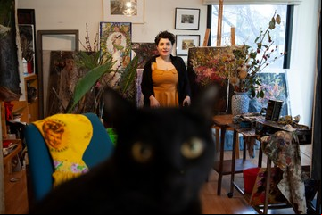 Cinthia Rched, la pintora a la que una enfermedad le cierra las manos