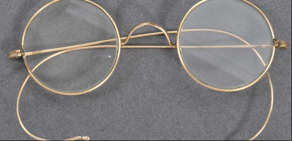 Subasta récord: pagan 340.000  dólares por un par de anteojos que usó Mahatma Gandhi