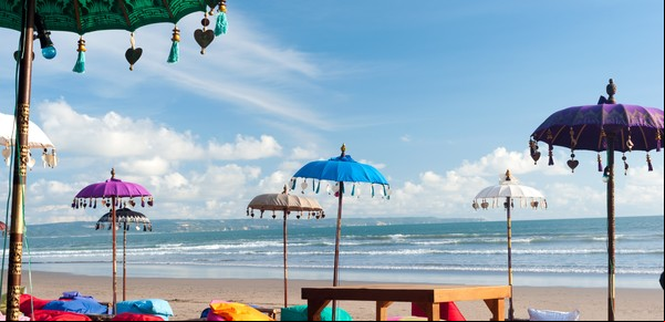 Bali prohíbe a turistas desnudarse, subir a árboles sagrados y usar malas palabras