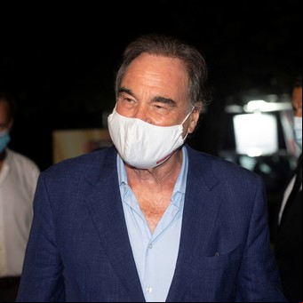 Oliver Stone se dio la vacuna rusa contra el coronavirus a los 74 años