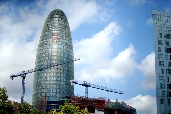 Grúas en un sitio en construcción en Barcelona. Foto: Bloomberg
